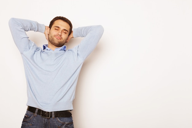 Foto stile di vita e concetto di persone: giovane felice in camicia blu. .