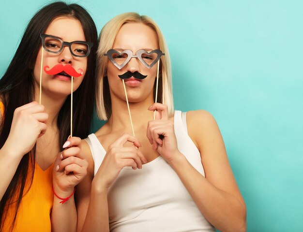 Foto stile di vita e concetto di persone ragazze alla moda migliori amiche pronte per la festa