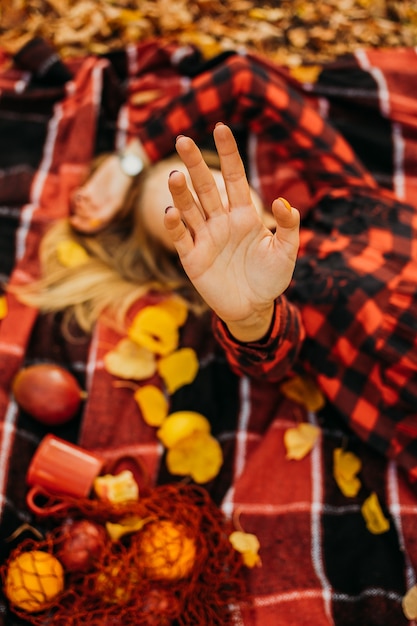 Photo life style portrait of happy woman in fall park beautiful girl on the nature picnic camping relaxing