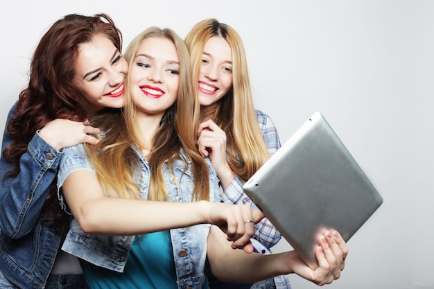 Tecnologia di stile di vita e concetto di persone amici di ragazze hipster che prendono selfie con tablet digitale