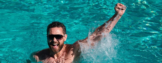 Foto vincitore della vita uomo bello in piscina festa in piscina località estiva banner per l'intestazione spazio di copia