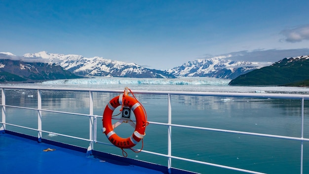 Foto salvagente boa sulla nave da crociera a bordo di hubbard glacier bay anello salvagente salvagente