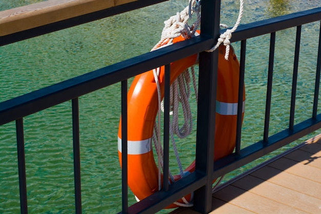 Foto un salvagente è attaccato a uno yacht