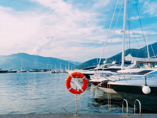 Salvagente nel porticciolo per yacht. cerchio rosso sul molo della barca. porto montenegro, montenegro.