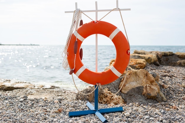 Foto un salvagente sull'oceano in riva al mare