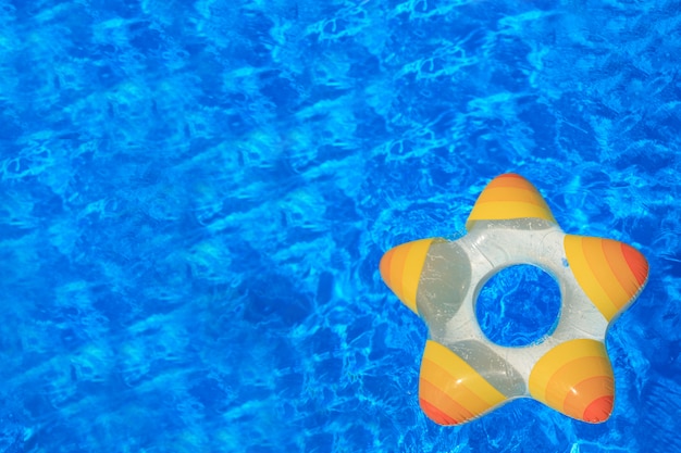 Спасательный круг на воде. Резиновая звезда с плавающей.