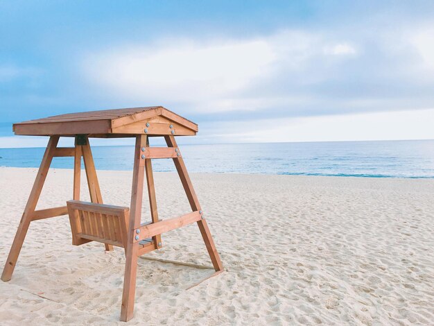 Photo lifeguard chair on beach against sky