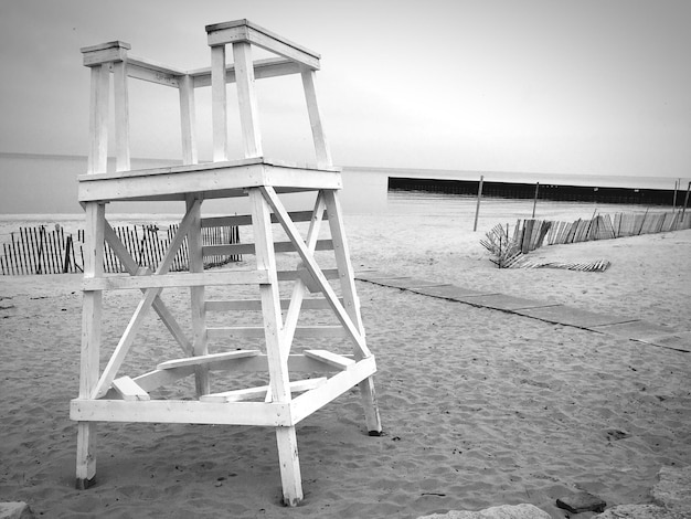 사진 해변 에 있는 구명병 의자