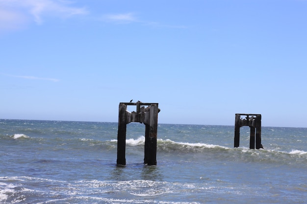 Photo lifeguard hut on beach against blue sky