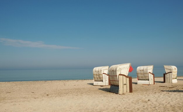 Foto cotta di salvataggio sulla spiaggia contro il cielo blu