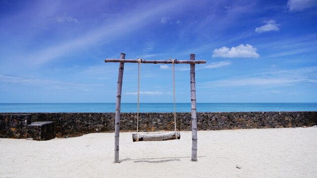 Photo lifeguard hut on beach against blue sky