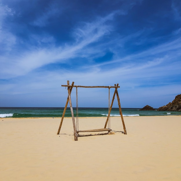 Photo lifeguard hut on beach against blue sky