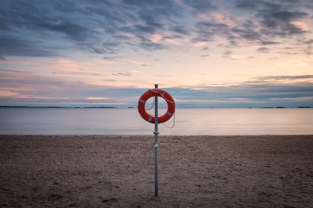 Foto cappella di salvataggio sulla spiaggia contro il cielo durante il tramonto