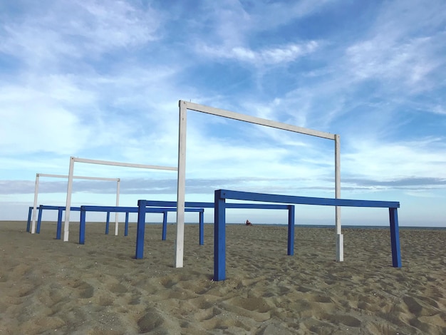 Foto cotta di salvataggio sulla spiaggia contro il cielo