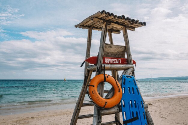 Photo lifeguard hut on beach against sky