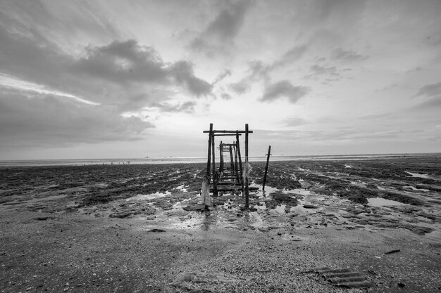 Photo lifeguard hut on beach against sky