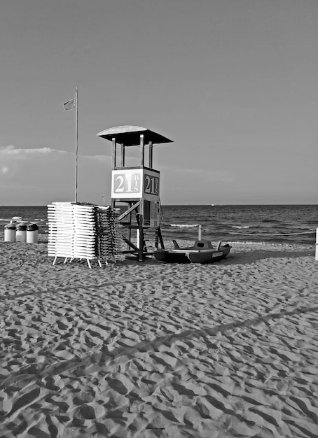 Foto cotta di salvataggio sulla spiaggia contro il cielo