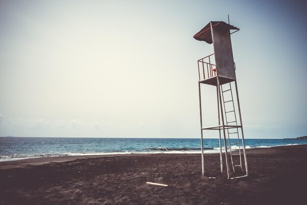 Photo lifeguard hut on beach against sky