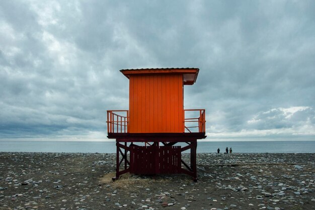 Foto cotta di salvataggio sulla spiaggia contro il cielo