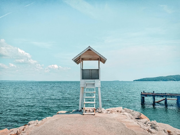 Photo lifeguard hut on beach against sky