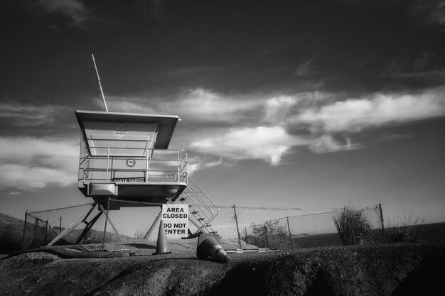 Photo lifeguard hut on beach against sky