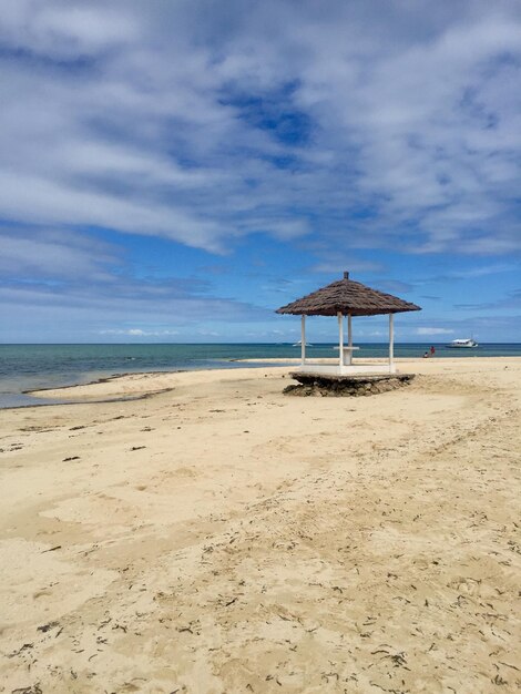 Foto cotta di salvataggio sulla spiaggia contro il cielo