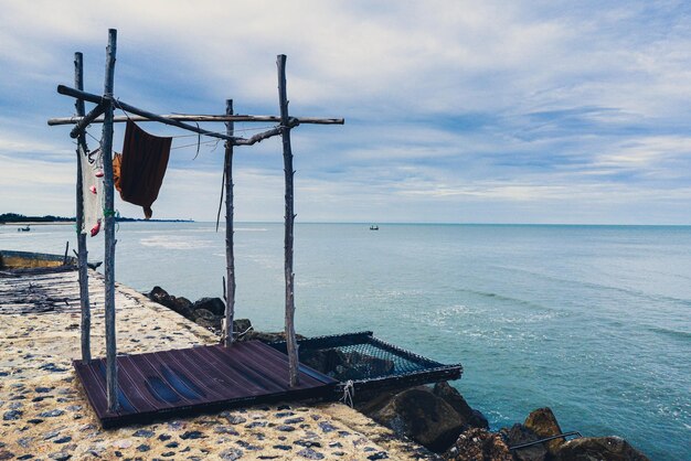 Foto cappella di salvataggio sulla spiaggia contro il cielo