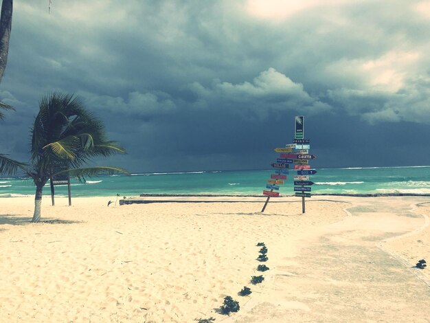 Photo lifeguard hut on beach against sky