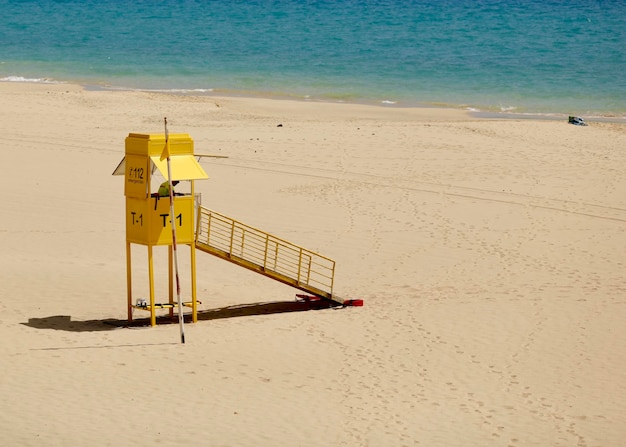 Foto cotta di salvataggio sulla spiaggia