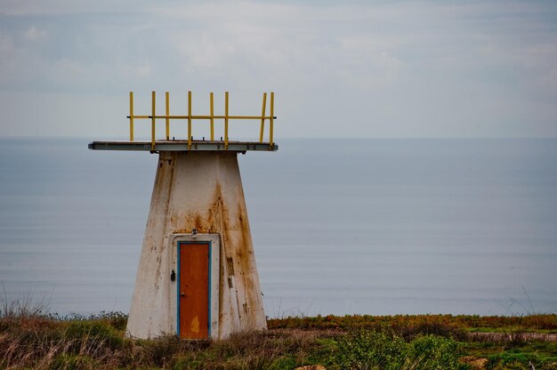 Foto cotta di salvataggio sul mare contro il cielo