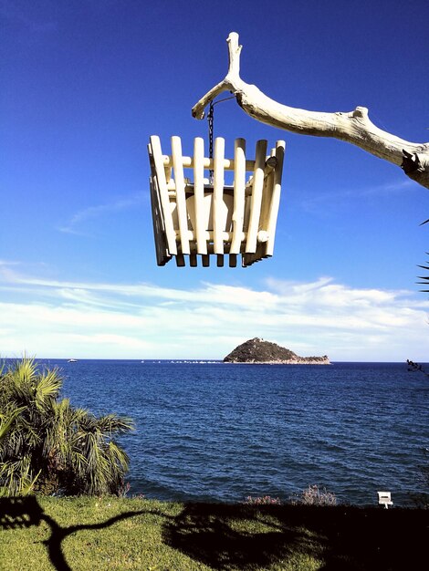 Фото Лодка спасателя на пляже на фоне голубого неба