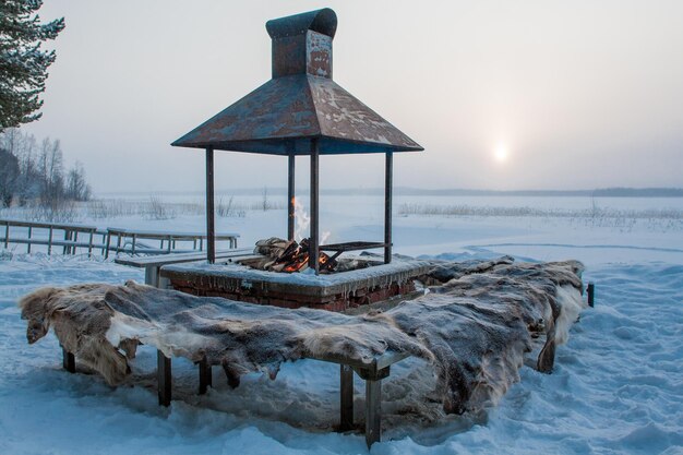 Foto lifeguard hut op bevroren zee tegen de hemel tijdens zonsondergang