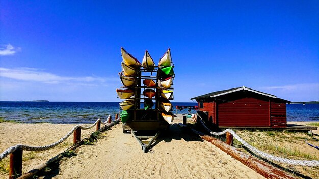 Foto lifeguard hut op het strand tegen de blauwe lucht