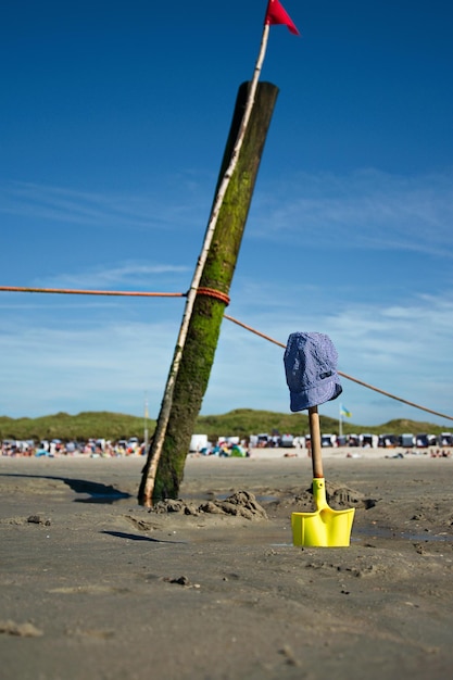 Foto lifeguard hut op het strand tegen de blauwe lucht