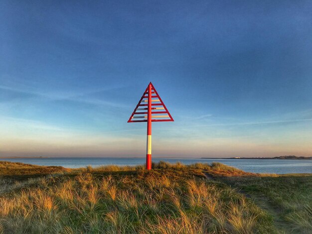 Foto lifeguard hut op het strand tegen de lucht