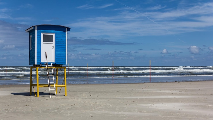 Foto lifeguard hut op het strand tegen de lucht