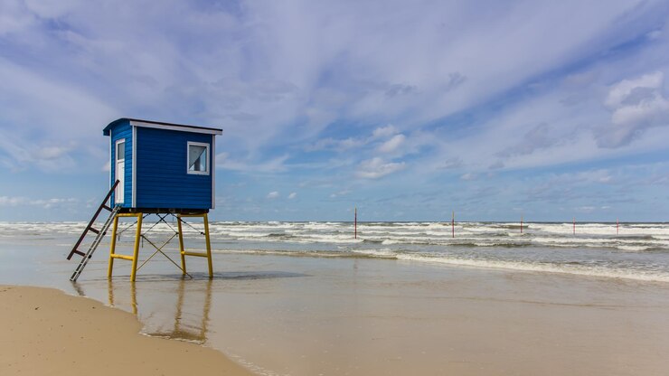 Foto lifeguard hut op het strand tegen de lucht