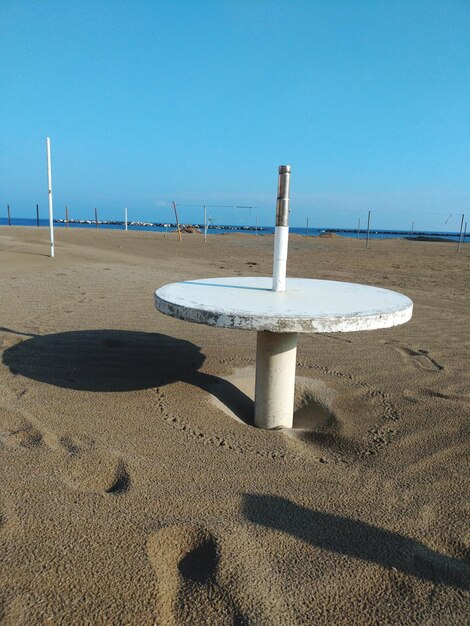 Lifeguard hut op het strand tegen een heldere blauwe lucht