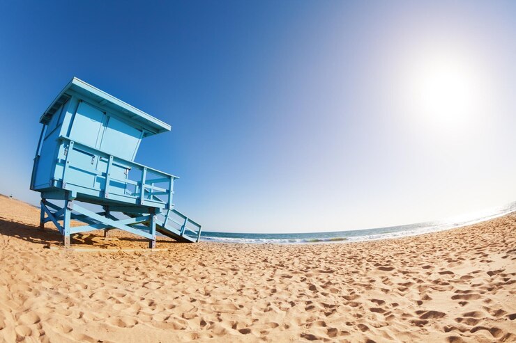 Foto lifeguard hut op het strand tegen een heldere blauwe lucht