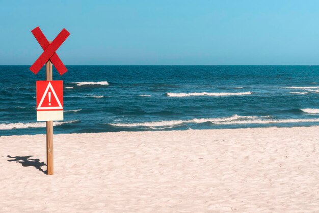 Foto lifeguard hut op het strand tegen een heldere lucht