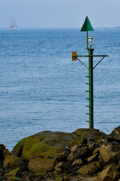 Foto cotta di salvataggio sulle rocce dal mare contro il cielo