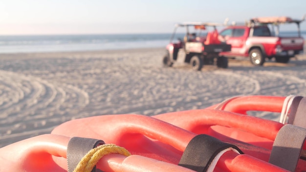 Спасатель красный пикап спасатель авто на песчаном калифорнийском океанском пляже сша