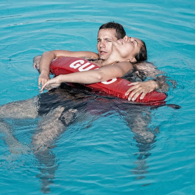 Photo lifeguard rescuing victim from water