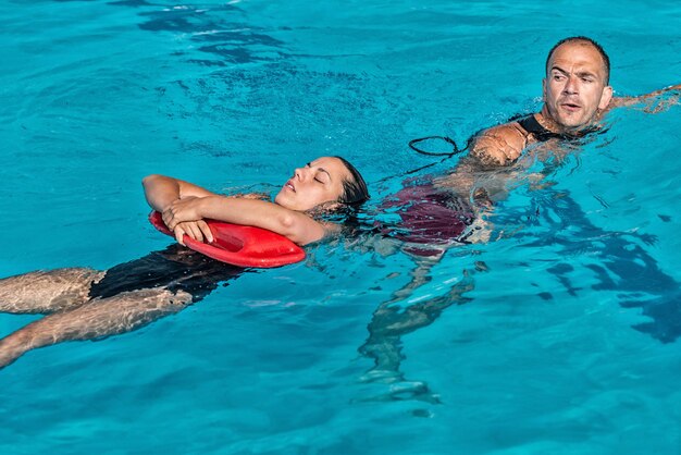 Photo lifeguard rescuing young woman