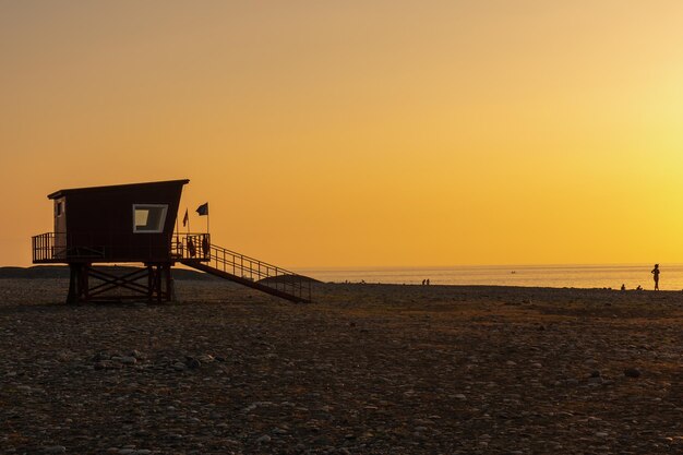 바투미 시스케이프 조지아(Batumi Seascape Georgia)의 일몰 해변에 있는 구조대 타워(Lifeguard Tower)