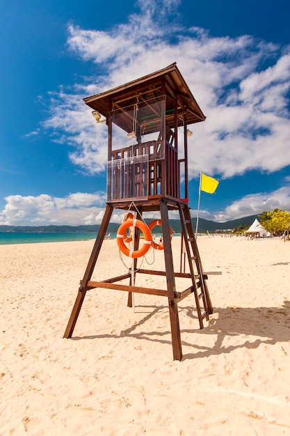 Foto torretta del bagnino sulla spiaggia.