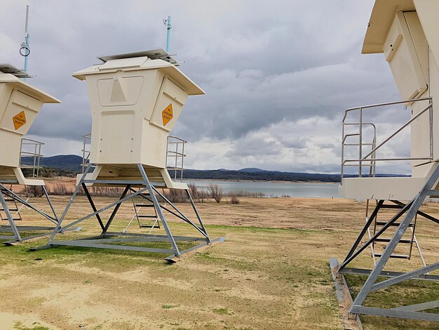 Foto torre di salvataggio sulla spiaggia