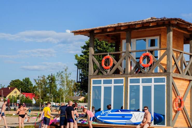 Photo lifeguard tower for rescue baywatch on beach. wooden house on sea shore on cloudy sky. summer vacation and resort. public guarding and safety concept