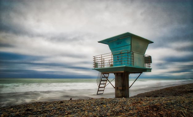 Foto torre di salvataggio a torrey pines state beach a san diego, in california