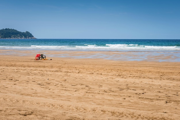 Photo lifeguards seats on the beach near the ocean on a beautiful summer day